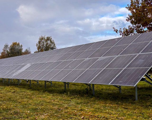 Kuldīgas ūdens atdzelžošanas stacijai pieslēgs saules paneļu parku